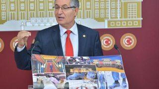 Yeniçeri, kürsüye yırtık lastik ayakkabı fotoğrafları astı