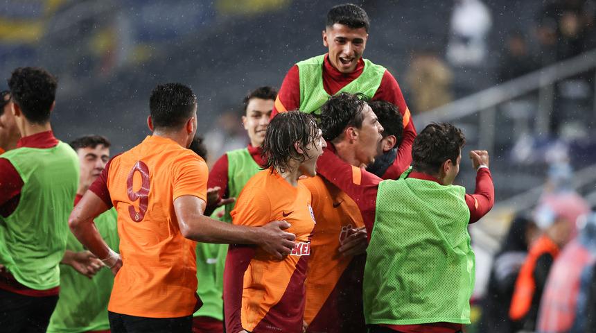 Son dakika: U-19 Ligi'nde Galatasaray, Kadıköy'de Fenerbahçe'yi devirdi! Hamza Akman şov yaptı...
