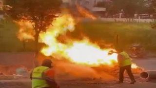 Doğal gaz borusu tutuştu, alevlere pet şişedeki su ile müdahale etti!