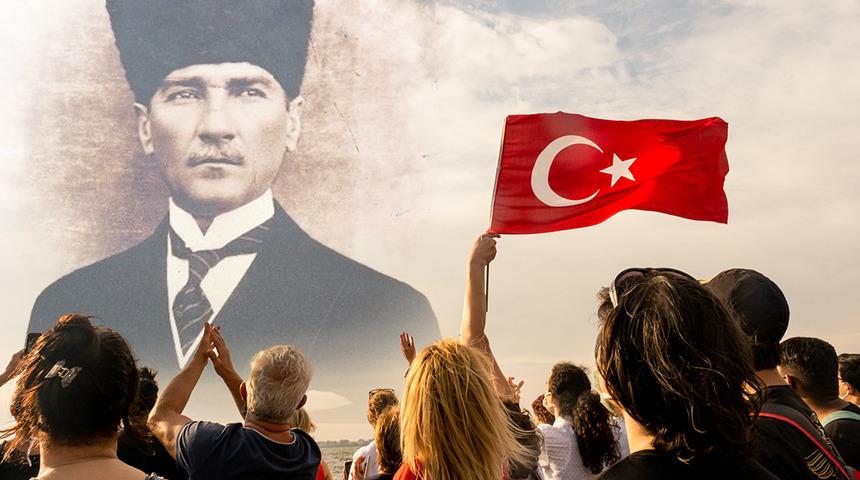 Ulu önder Atatürk’e sevgi ve saygıyla… Bağımsızlık meşalesi 103 yıldır yanıyor