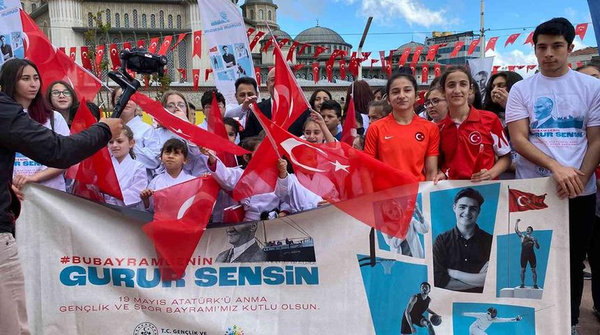 Tüm Türkiye'de 19 Mayıs coşkusu! Bakan Kasapoğlu'ndan Anıtkabir ziyareti