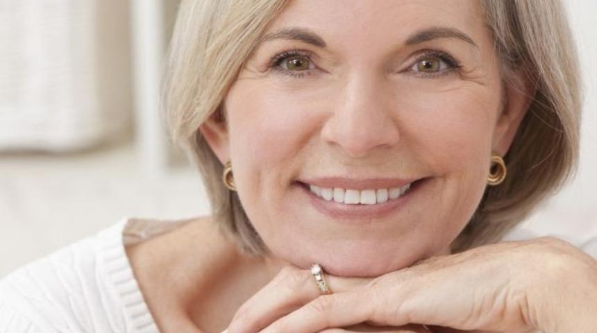 Menopozda psikolojiniz kadar dişleriniz de &ouml;nemli