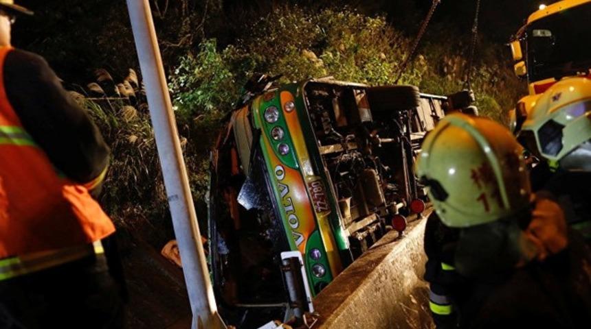 Tayvan'da tur otobüsü devrildi 32 kişi hayatını kaybetti