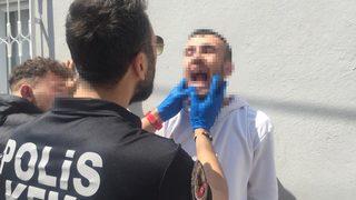 Adana'da şaşkına çeviren görüntü! Polis narkotik operasyonunda ağız içinde bile uyuşturucu aradı