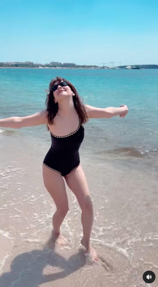 Aynur Aydın plajda güle oynaya video çekti! 