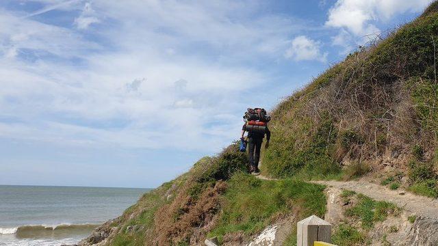 Geraint John 1000 km'den uzun sahilde çöp toplamayı sürdürüyor