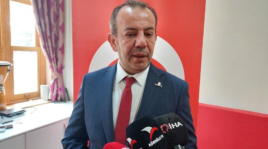 Bolu Belediyesi'nin sığınmacılarla ilgili afişi kaldırıldı! Tanju &Ouml;zcan'dan tepki geldi, &Uuml;mit &Ouml;zdağ destek verdi