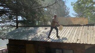 İnekleriyle belediyeyi basmıştı... Bu kez de kendini yakmaya kalktı