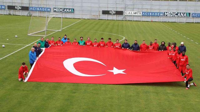 Sivasspor antrenmanda dev Türk bayrağı açtı
