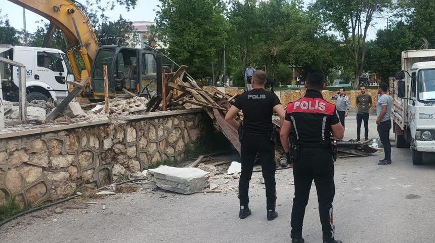 Yürekleri ağza getiren görüntü: Hurda demirleri almak uğruna canlarını hiçe saydılar!