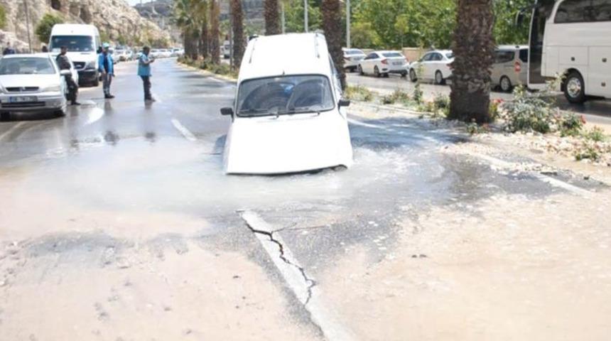 Şanlıurfa'da garip olay! Otomobil asfalta saplandı, gören oraya koştu
