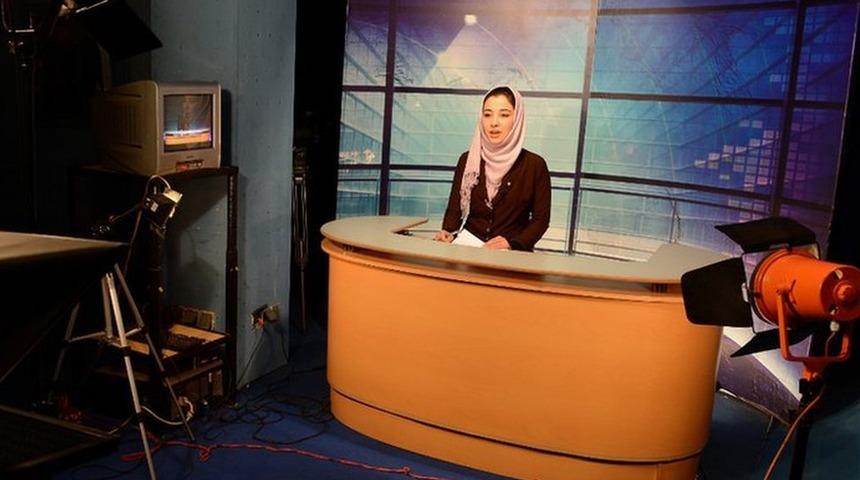 Taliban'dan yeni kararname: Kadınların televizyona yüzlerini örtmeden çıkması yasak