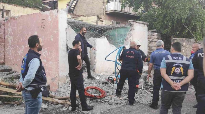 Korkunç olay! Evin duvarı çöktü: 1 ölü 1 yaralı