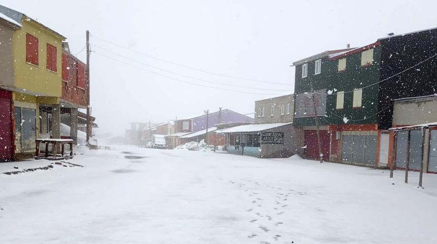 Mayıs ayında kar yağdı! Her yer beyaza büründü