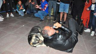 Haluk Levent'in konserde ilginç anları! Sokak köpeğiyle yere uzanarak şarkı söyledi
