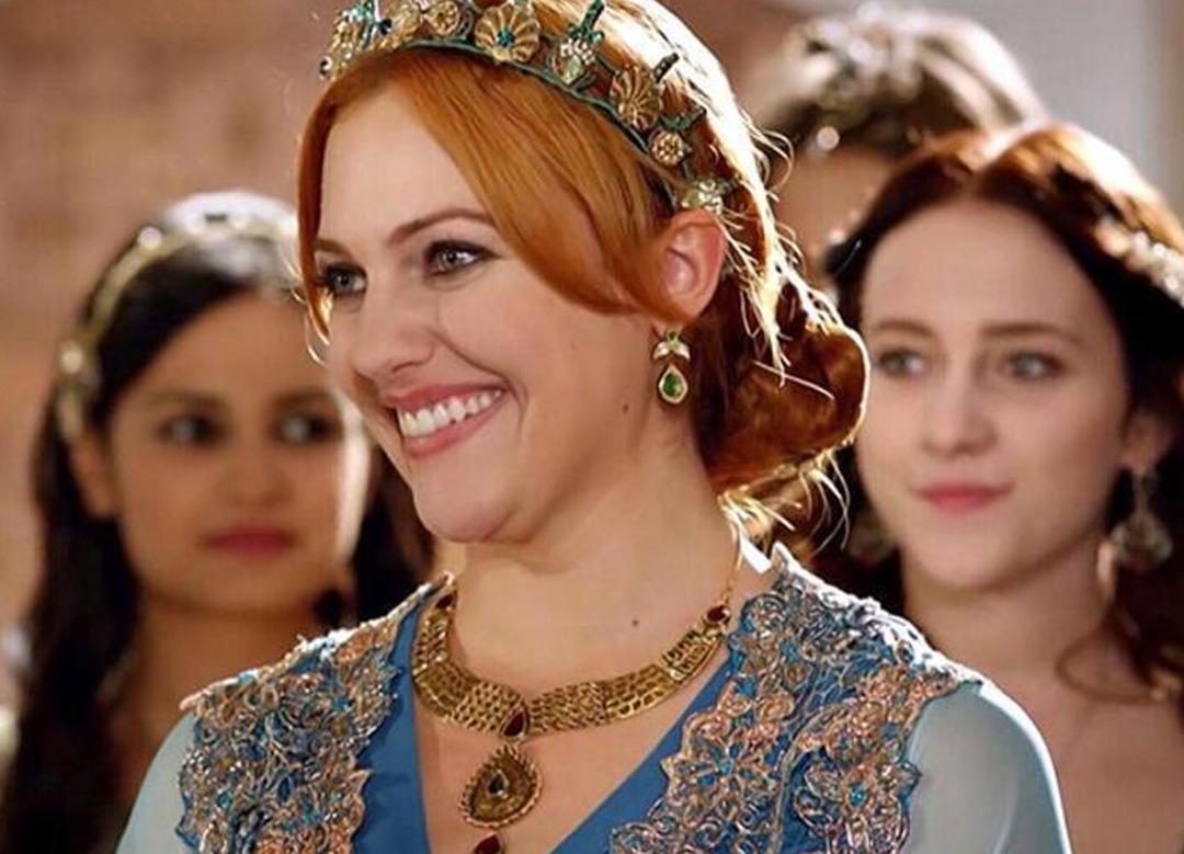 Cannes Film Festivali'nde Meryem Uzerli r&uuml;zgarı! G&ouml;z kamaştırdı 