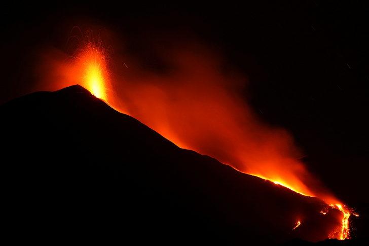 Etna yanardağında hareketlilik! Avrupa'nın en büyüğü yine lav püskürttü