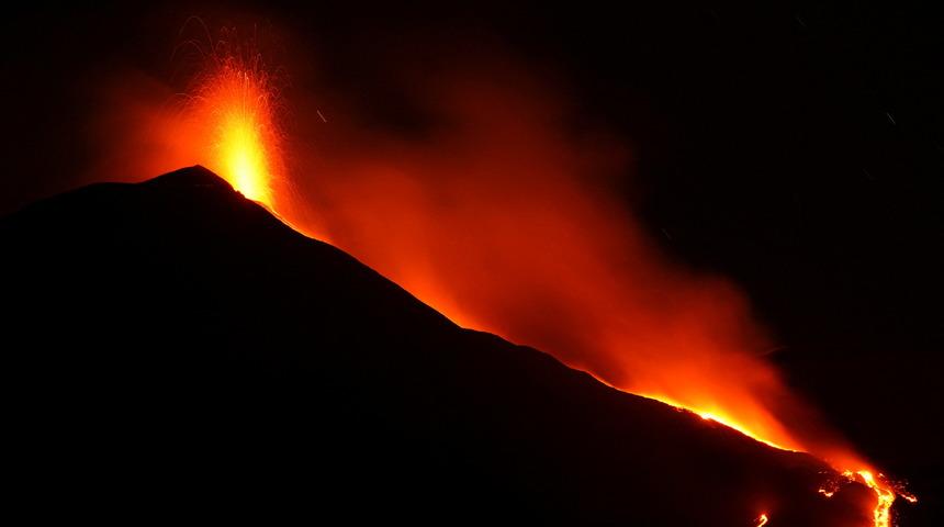 Etna yanardağında hareketlilik! Avrupa'nın en büyüğü yine lav püskürttü