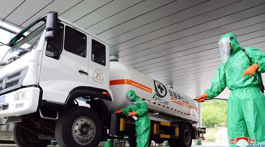 D&uuml;nya diken &uuml;st&uuml;nde! Dışarıdan tıbbi yardım almayı reddettiler, &ccedil;ay ve tuzlu suyla savaşıyorlar