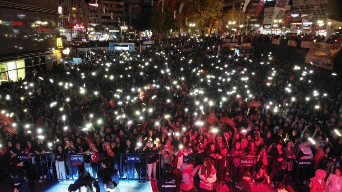 Gaziosmanpaşa&rsquo;da 19 Mayıs fener alayı ve konserle kutlandı