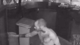 Böyle hırsızlık görünmedi! Dükkanın ortasında soyundu, telefon ve bilgisayarı alıp kaçtı