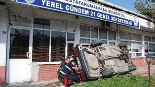 Taklalar atan otomobil, binanın camına dayanıp durabildi