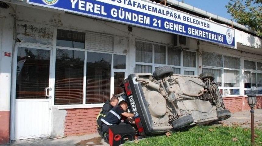 Taklalar atan otomobil, binanın camına dayanıp durabildi