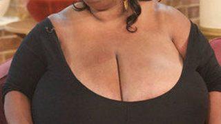 Dünyanın en büyük göğüslerine sahip kadını Annie Hawkins-Tuner’ı gören bir daha bakıyor