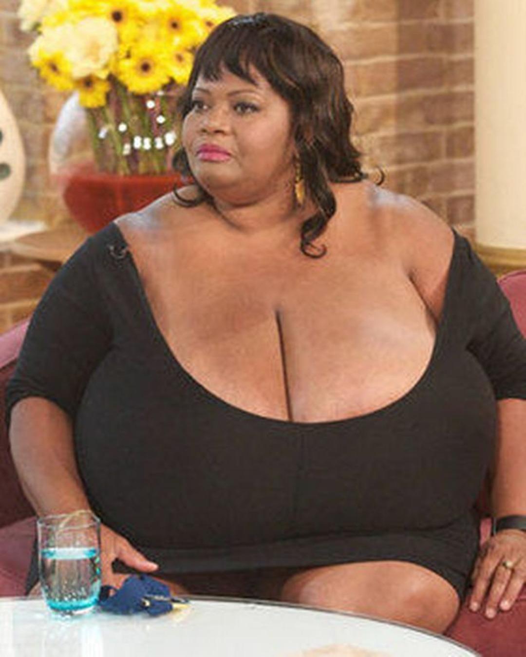 D&uuml;nyanın en b&uuml;y&uuml;k g&ouml;ğ&uuml;slerine sahip kadını Annie Hawkins-Tuner&rsquo;ı g&ouml;ren bir daha bakıyor