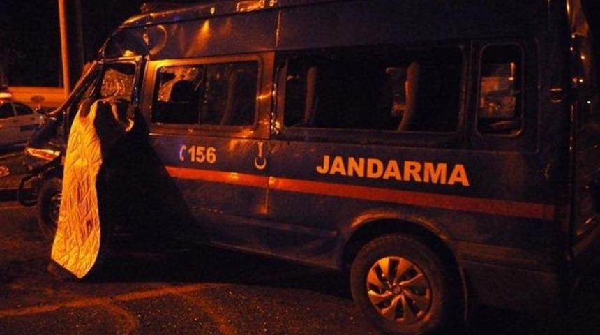 Askeri ara&ccedil; otomobille &ccedil;arpıştı: 1 şehit, 5 yaralı