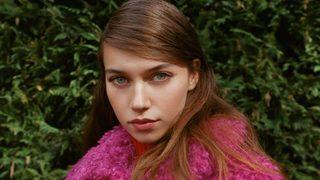 Ünlü oyuncu Afra Saraçoğlu yırtmaçlı elbisesiyle tam puan aldı! Güzel parça