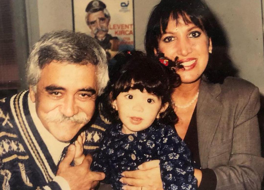 Levent Kırca ve Oya Başar'ın kızı Ayşe Kırca g&uuml;zelliğiyle b&uuml;y&uuml;ledi! Ailesinin izinden gitti