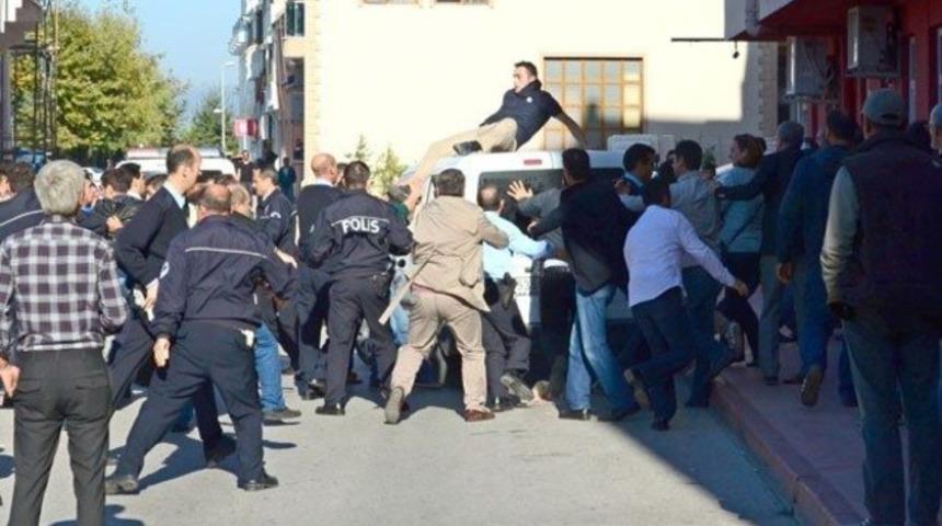 Katil zanlısı ikizlere lin&ccedil; girişimi