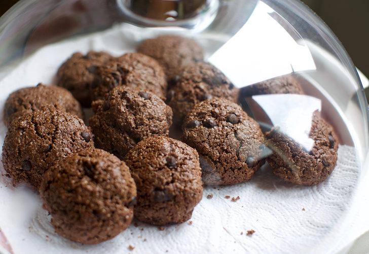 Sadece 15 dakikada hazır! Çok pratik çikolatalı kurabiye tarifi