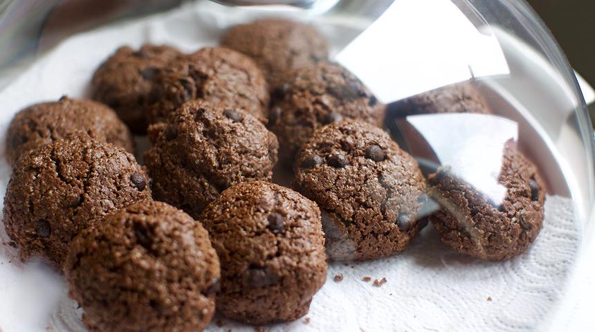 Sadece 15 dakikada hazır! Çok pratik çikolatalı kurabiye tarifi