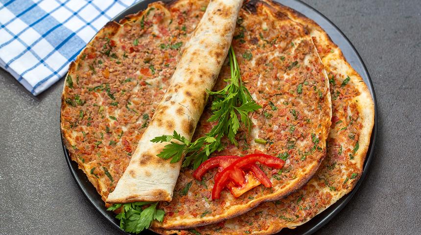 Çok daha uygun! Kolayca yapacağınız çıtır çıtır Lahmacun tarifi 