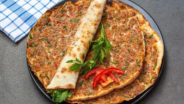 Çok daha uygun! Kolayca yapacağınız çıtır çıtır Lahmacun tarifi 