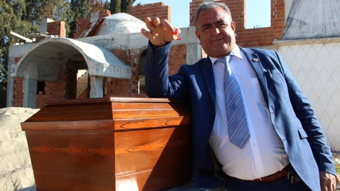 Manisa'da fıkraları aratmayacak olay! &Ouml;len ilk kişiye altın verecek