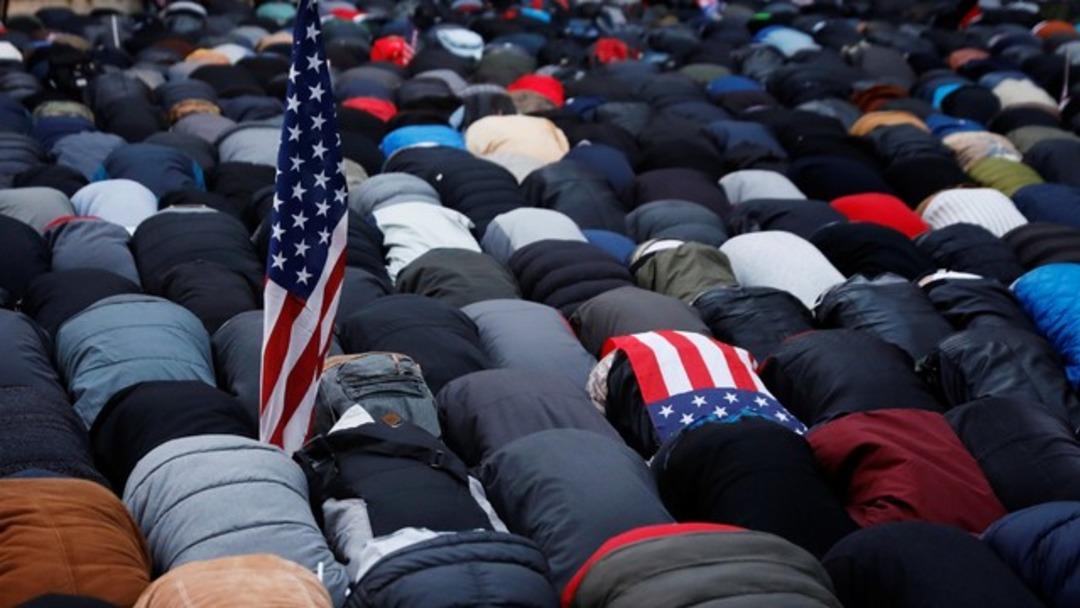 Trump'ın yasağına protesto: Binlerce M&uuml;sl&uuml;man Brooklyn'de namaz kıldı