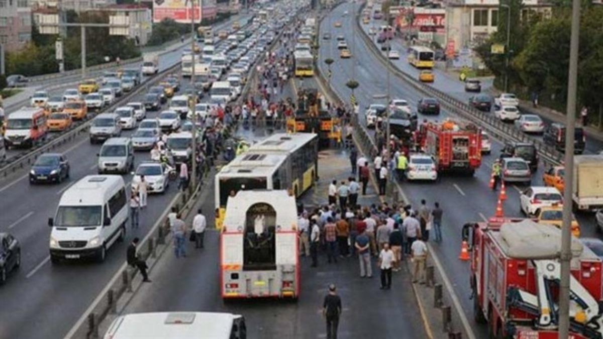 Metrob&uuml;ste korkun&ccedil; kaza: Yaralılar var