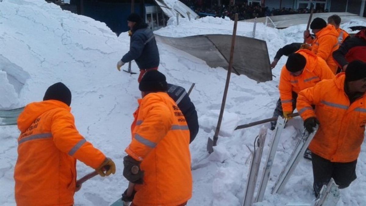 Ağrı'da semt pazarının &ccedil;&ouml;kmesinden g&ouml;r&uuml;nt&uuml;ler