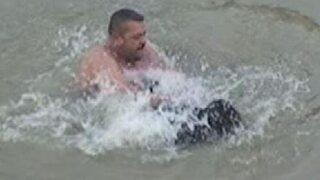 Nehre atlayan Suriyeli'yi önce tokatladı, sonra kurtardı