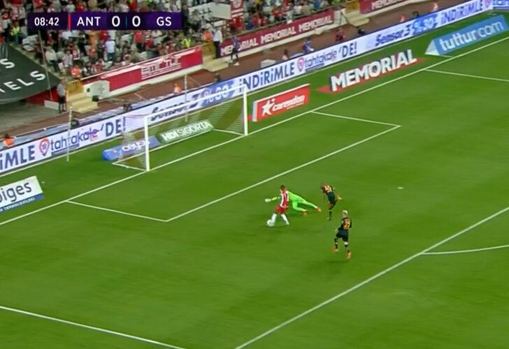 Antalyaspor-Galatasaray maçında ağızları açık bırakan olay! Şiir gibi pas...