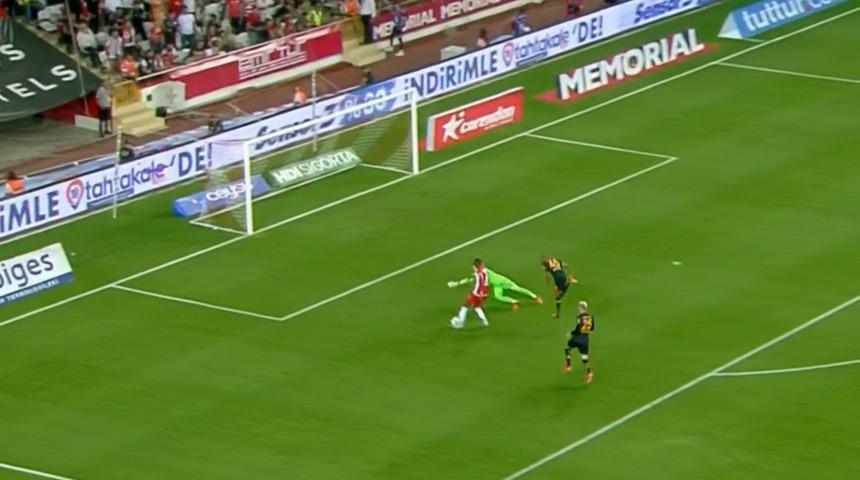 Antalyaspor-Galatasaray maçında ağızları açık bırakan olay! Şiir gibi pas...