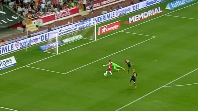 Antalyaspor-Galatasaray maçında ağızları açık bırakan olay! Şiir gibi pas...