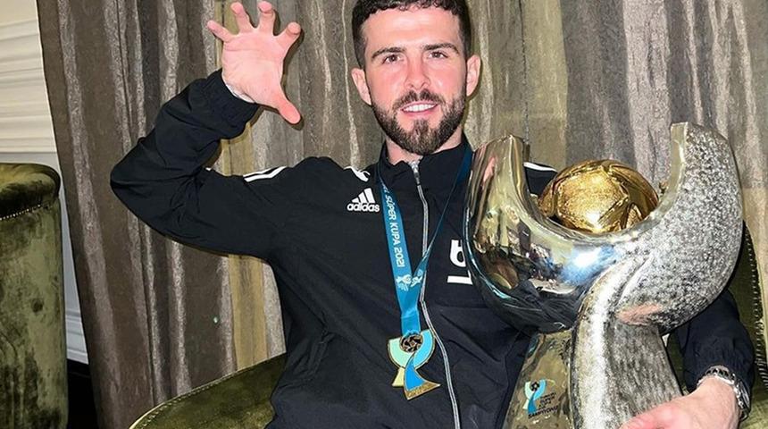 Pjanic Beşiktaş'a veda etti! ''Sizlerden ayrılacağım için çok üzgünüm''