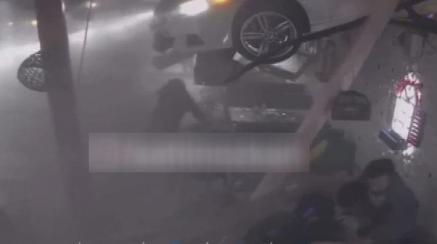 Kafede akılalmaz olay! Otomobil bir anda daldı, yaralılar var