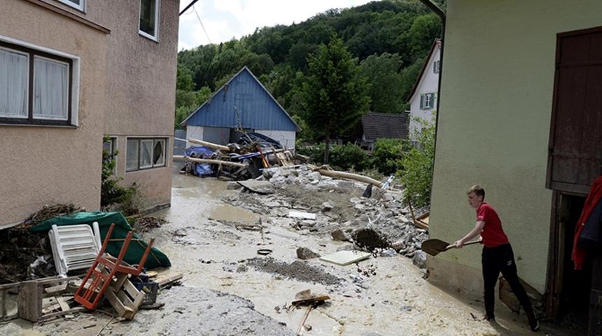 Almanya fırtınaya teslim oldu! Ölü ve yaralılar var
