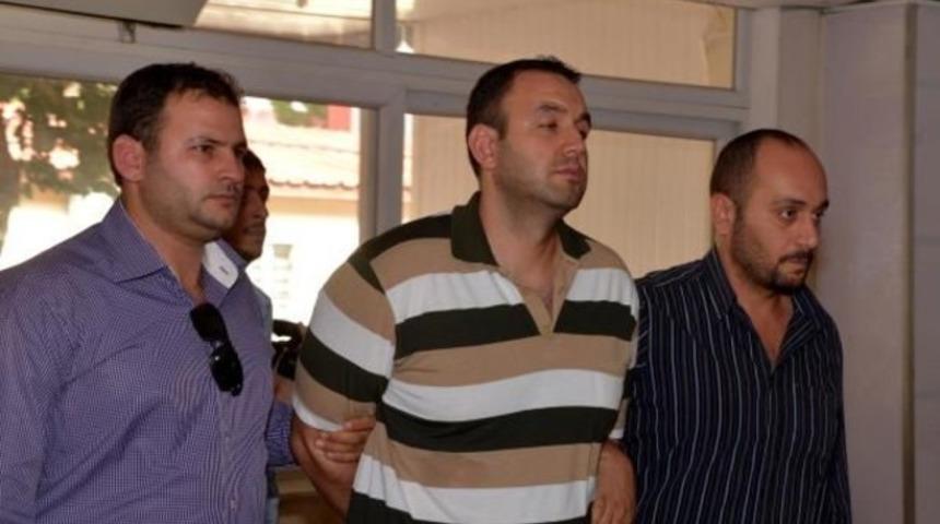 Avukat anne ve babasını &ouml;ld&uuml;ren şahıs hastaneye g&ouml;t&uuml;r&uuml;ld&uuml;