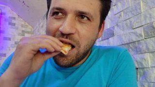 Bu büfede 15 tost yiyen para vermiyor, bir de çeyrek altın alıyor